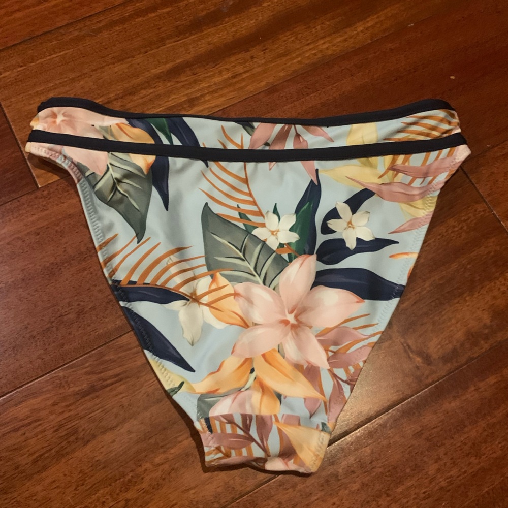 Soft swim wear. Very cute and modern look. - Picture 2 of 4